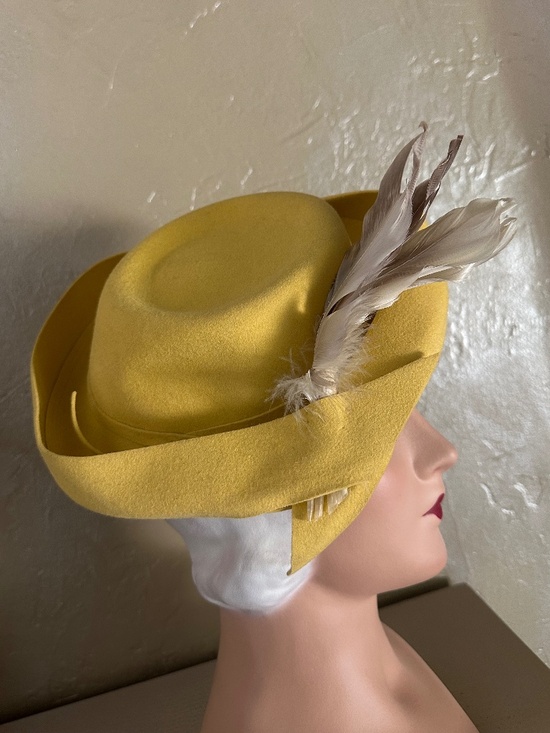 DAZZLING 1940s\' YELLOW FELT FEDORA - UPTURNED 2 PIECE BRIM+ IVORY/BROWN FEATHERS main image 8